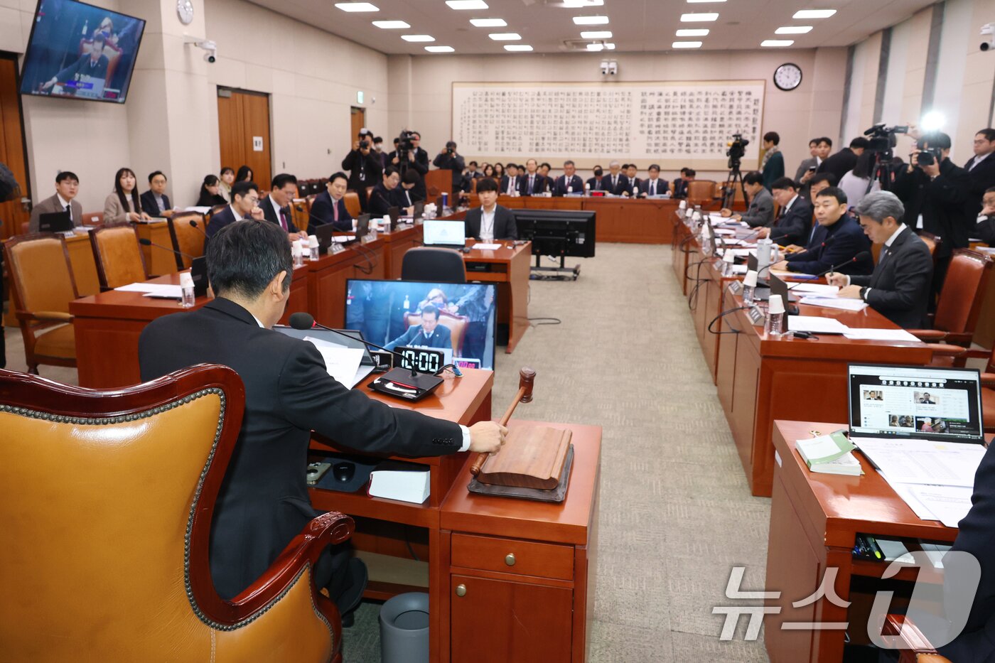 본문 이미지 - 정청래 국회 법사위원장이 12일 오전 서울 여의도 국회에서 열린 법제사법위원회 전체회의에서 &#39;명태균 특검법&#39;을 상정하고 있다. 2025.2.12/뉴스1 ⓒ News1 이광호 기자
