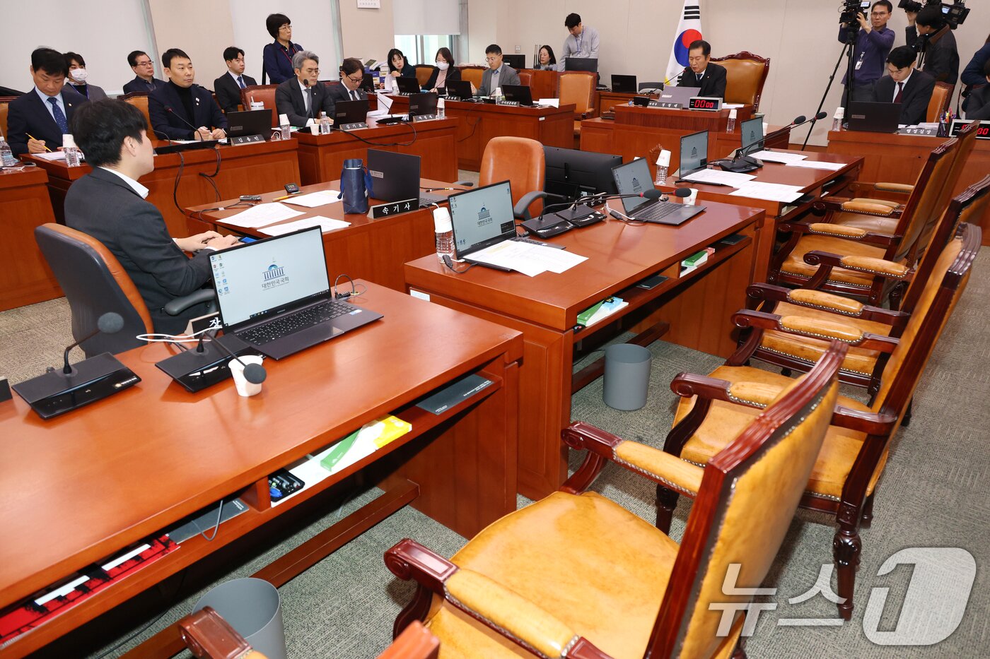 본문 이미지 - 국민의힘 의원들이 12일 오전 서울 여의도 국회에서 열린 법제사법위원회 전체회의에서 &#39;명태균 특검법&#39; 거수 표결에 항의하며 회의장을 퇴장해 자리가 비어있다. 2025.2.12/뉴스1 ⓒ News1 이광호 기자