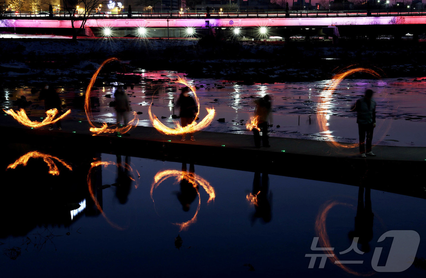 (광주=뉴스1) 박지현 기자 = 11일 광주 북구 임동 서방천에서 동행정복지센터 직원과 주민들이 불깡통을 돌리며 쥐불놀이를 하고 있다. (광주 북구 제공. 재판매 및 DB 금지) …