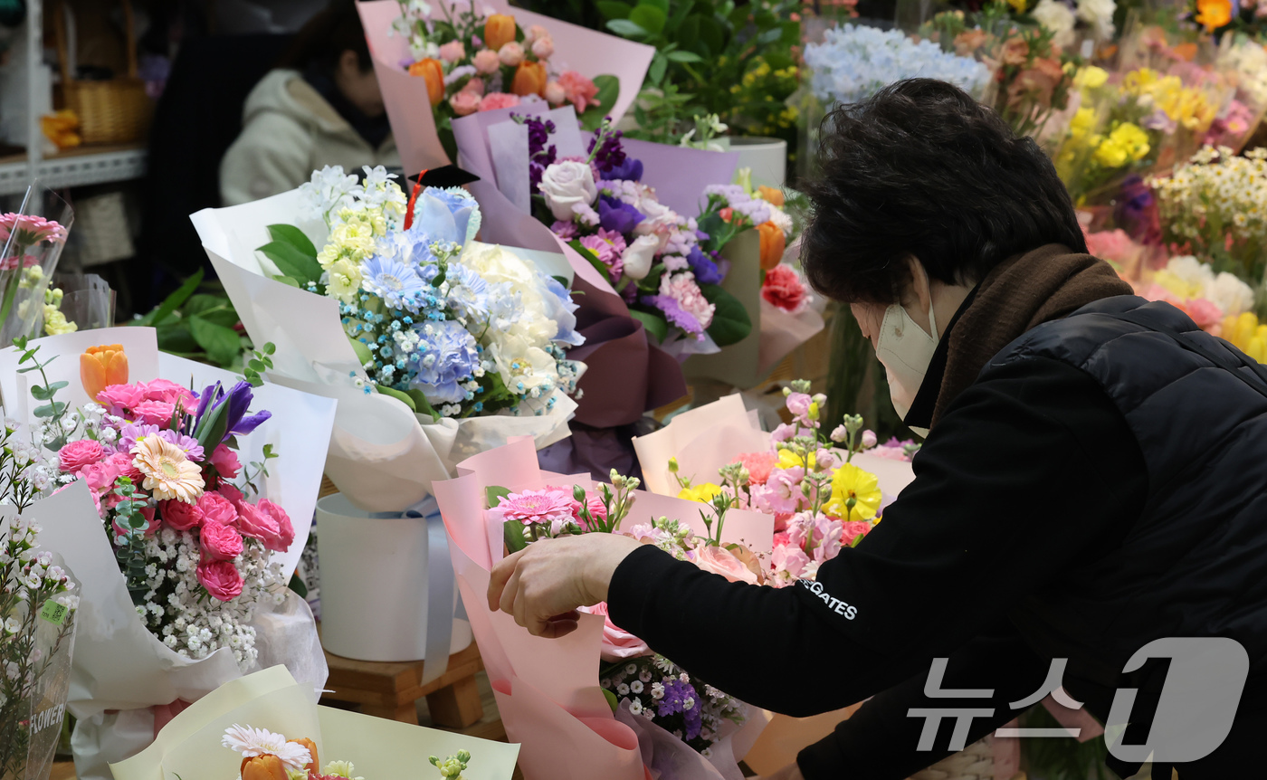 (서울=뉴스1) 장수영 기자 = 12일 오전 서울 서초구 양재꽃시장에서 상인이 꽃다발을 전시하고 있다.최근 한파 영향으로 화훼 농가의 난방비 증가와 졸업시즌과 밸런타인데이 등의 특 …