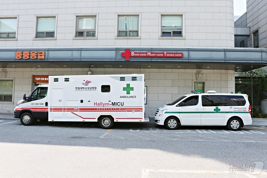 본문 이미지 - 한림대성심병원이 운영하는 Mobile ICU(왼쪽)와 일반 구급차