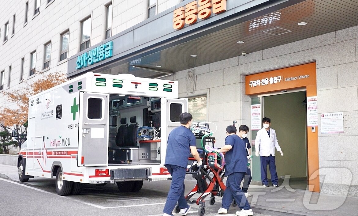 본문 이미지 - 중증환자를 이송하는 Mobile ICU 전담팀