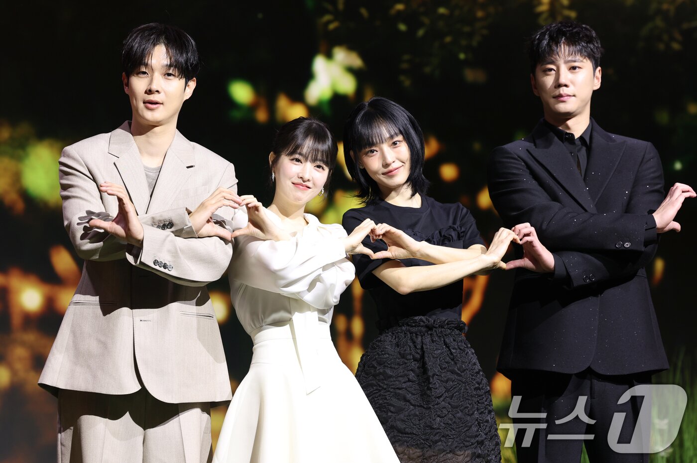 본문 이미지 - 배우 최우식(왼쪽부터)과 박보영, 전소니, 이준영이 12일 서울 종로구 JW메리어트 동대문 스퀘어 서울에서 열린 넷플릭스 시리즈 '멜로무비' 제작발표회에서 포즈를 취하고 있다. '멜로무비'는 사랑도 하고 싶고 꿈도 이루고 싶은 애매한 청춘들이 서로를 발견하고 영감이 되어주며 각자의 트라우마를 이겨내는 영화 같은 사랑을 그린 로맨스극이다. 2025.2.12/뉴스1 ⓒ News1 권현진 기자