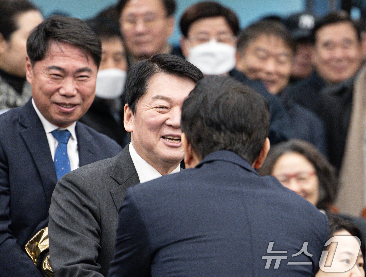 본문 이미지 - 안철수 국민의힘 의원과 오세훈 서울시장이 12일 오전 서울 여의도 국회 도서관 대강당에서 서울특별시 ·서울연구원 주최로 열린 87체제 극복을 위한 지방분권 개헌 토론회에서 만나 악수하고 있다. 2025.2.12/뉴스1 ⓒ News1 이재명 기자