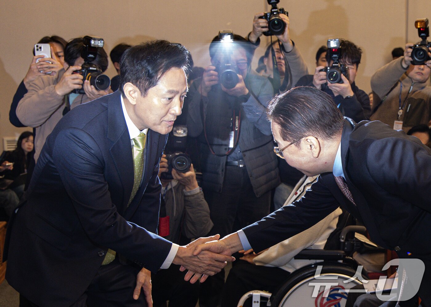 본문 이미지 - 오세훈 서울시장&#40;왼쪽&#41;과 권영세 국민의힘 비상대책위원장이 12일 오전 서울 여의도 국회 도서관 대강당에서 서울특별시 ·서울연구원 주최로 열린 87체제 극복을 위한 지방분권 개헌 토론회에서 만나 악수하고 있다. 2025.2.12/뉴스1 ⓒ News1 이재명 기자