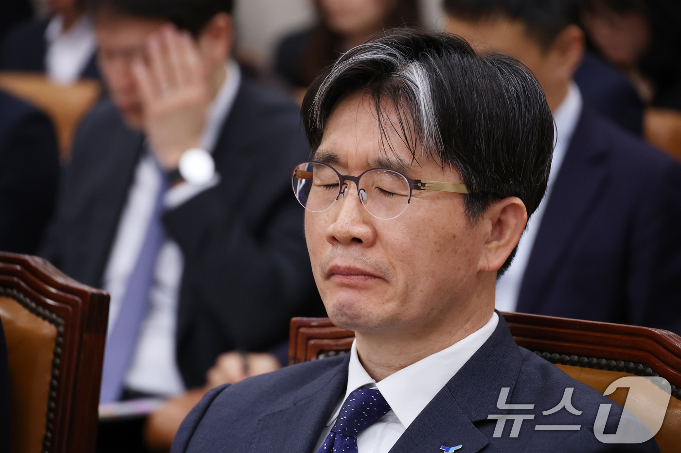 (서울=뉴스1) 이광호 기자 = 오동운 고위공직자범죄수사처장이 12일 오전 서울 여의도 국회에서 열린 법제사법위원회 전체회의에서 눈을 감고 생각에 잠겨있다. 2025.2.12/뉴스 …