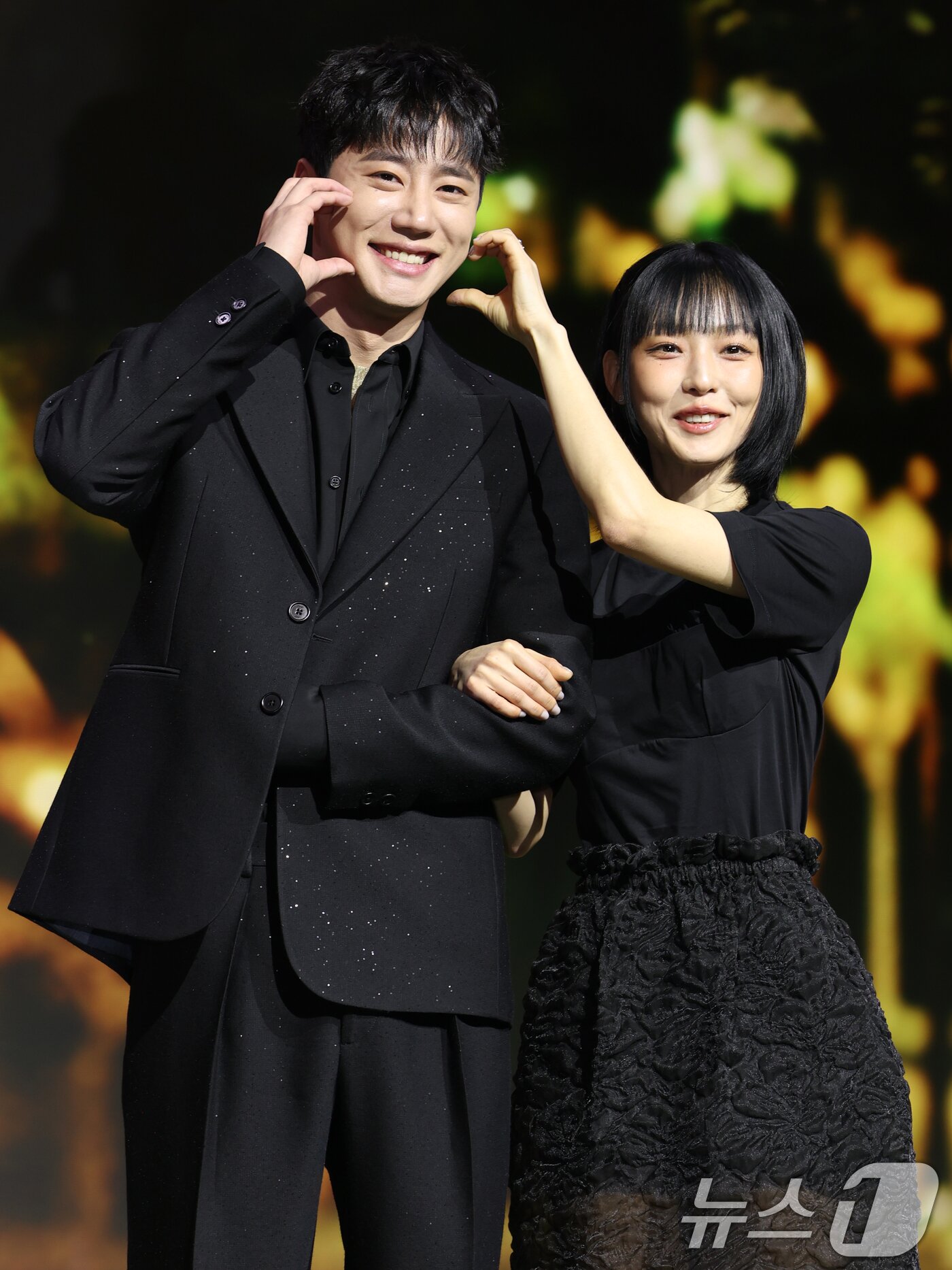 본문 이미지 - 배우 이준영과 전소니(오른쪽)가 12일 서울 종로구 JW메리어트 동대문 스퀘어 서울에서 열린 넷플릭스 시리즈 '멜로무비' 제작발표회에서 포즈를 취하고 있다. '멜로무비'는 사랑도 하고 싶고 꿈도 이루고 싶은 애매한 청춘들이 서로를 발견하고 영감이 되어주며 각자의 트라우마를 이겨내는 영화 같은 사랑을 그린 로맨스극이다. 2025.2.12/뉴스1 ⓒ News1 권현진 기자