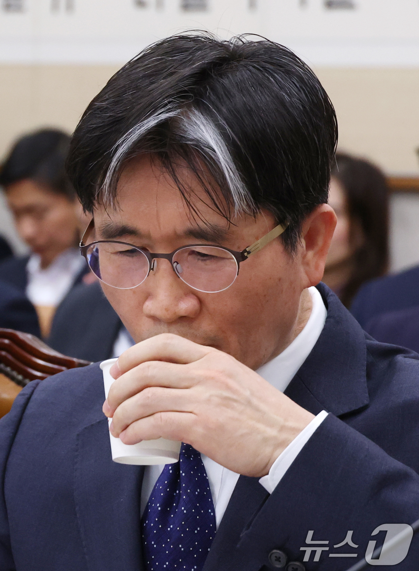 (서울=뉴스1) 이광호 기자 = 오동운 고위공직자범죄수사처장이 12일 오전 서울 여의도 국회에서 열린 법제사법위원회 전체회의에서 물을 마시고 있다. 2025.2.12/뉴스1
