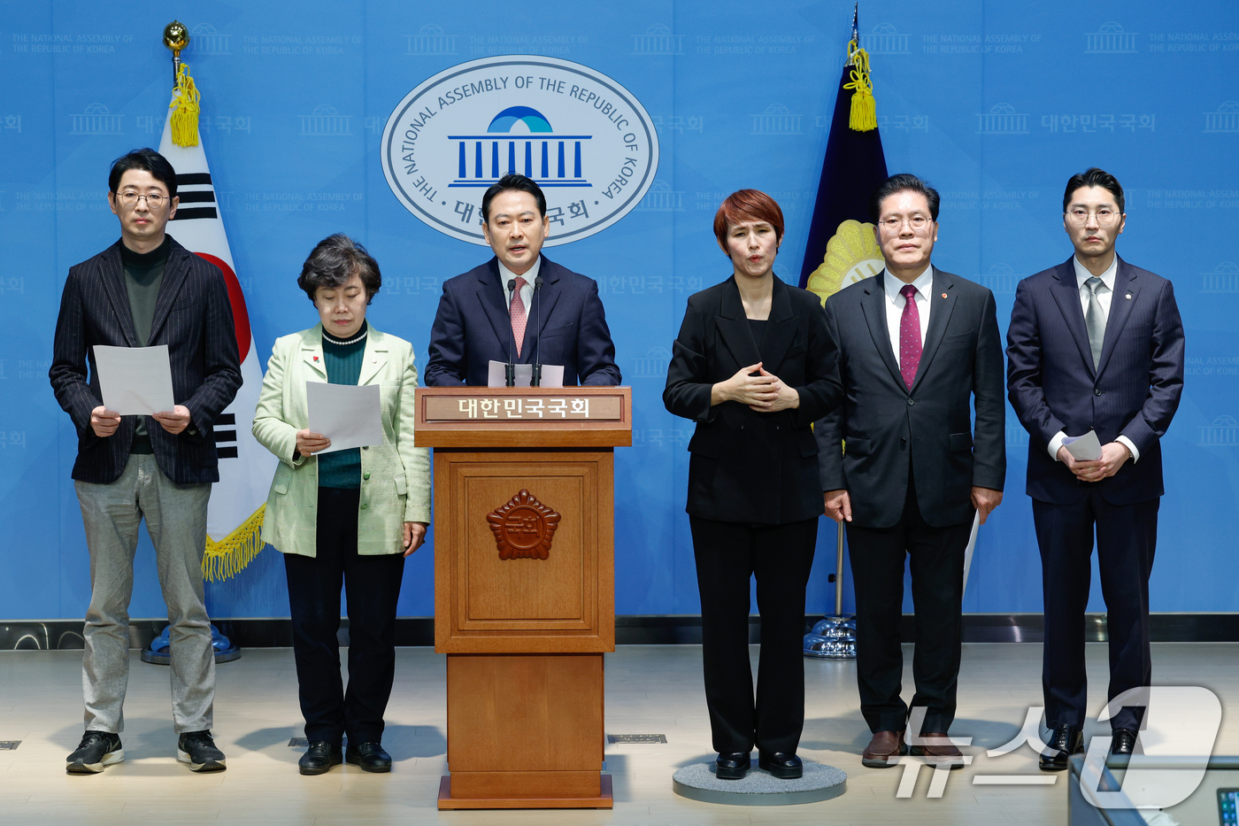 (서울=뉴스1) 안은나 기자 = 국회 법제사법위원회 소속 국민의힘 주진우(왼쪽부터), 조배숙, 장동혁, 송석준, 박준태 위원이 12일 서울 여의도 국회 소통관에서 야당이 발의한 명 …