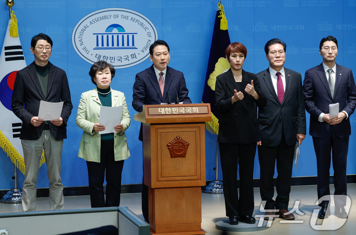 (서울=뉴스1) 안은나 기자 = 국회 법제사법위원회 소속 국민의힘 주진우(왼쪽부터), 조배숙, 장동혁, 송석준, 박준태 위원이 12일 서울 여의도 국회 소통관에서 야당이 발의한 명 …