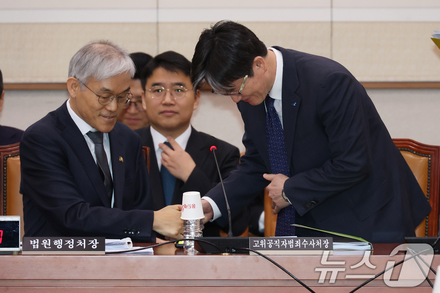 (서울=뉴스1) 이광호 기자 = 오동운 고위공직자범죄수사처장(오른쪽)과 천대엽 법원행정처장이 12일 오전 서울 여의도 국회에서 열린 법제사법위원회 전체회의에 출석해 인사나누고 있다 …