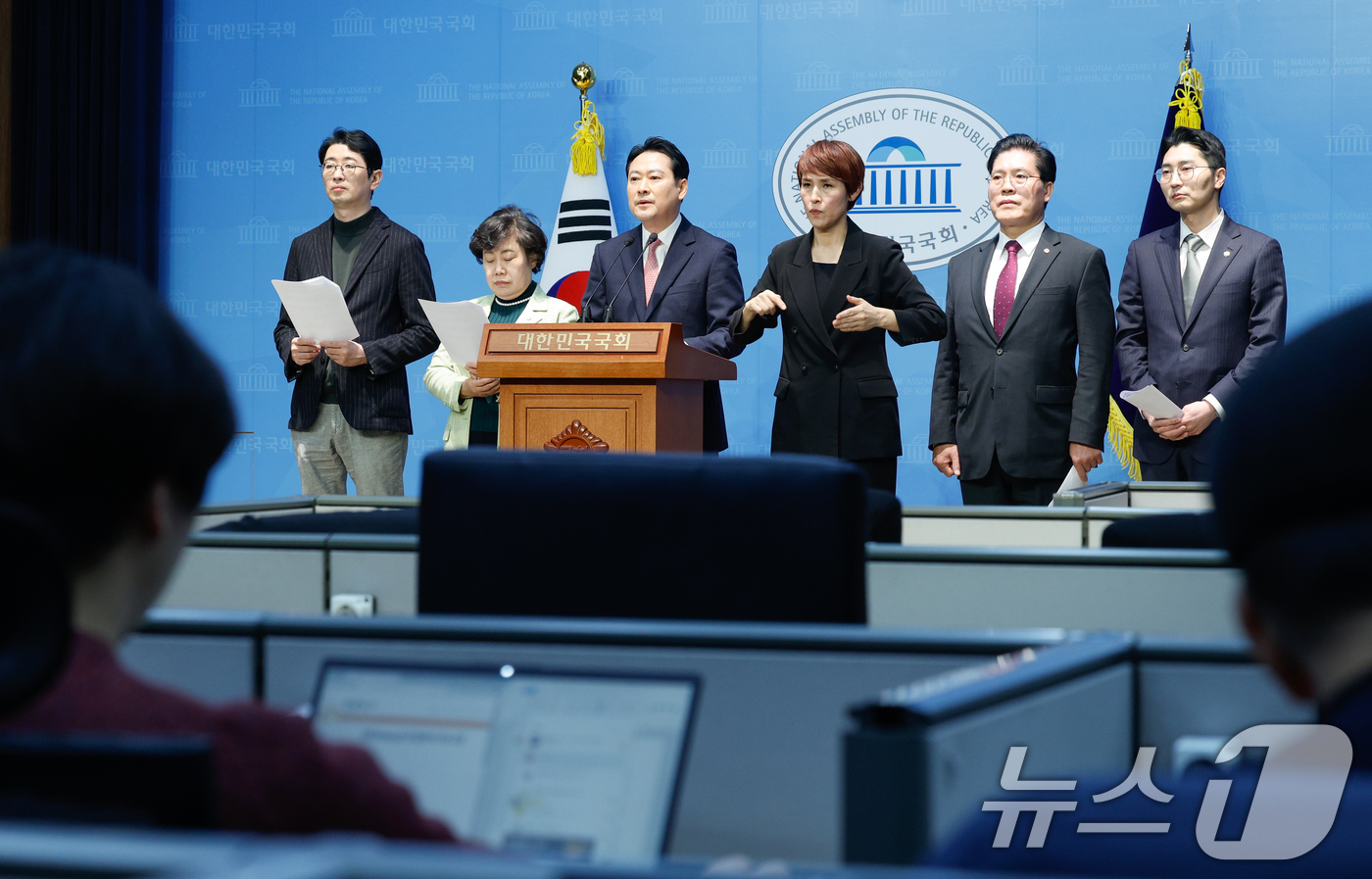 (서울=뉴스1) 안은나 기자 = 국회 법제사법위원회 소속 국민의힘 주진우(왼쪽부터), 조배숙, 장동혁, 송석준, 박준태 위원이 12일 서울 여의도 국회 소통관에서 야당이 발의한 명 …