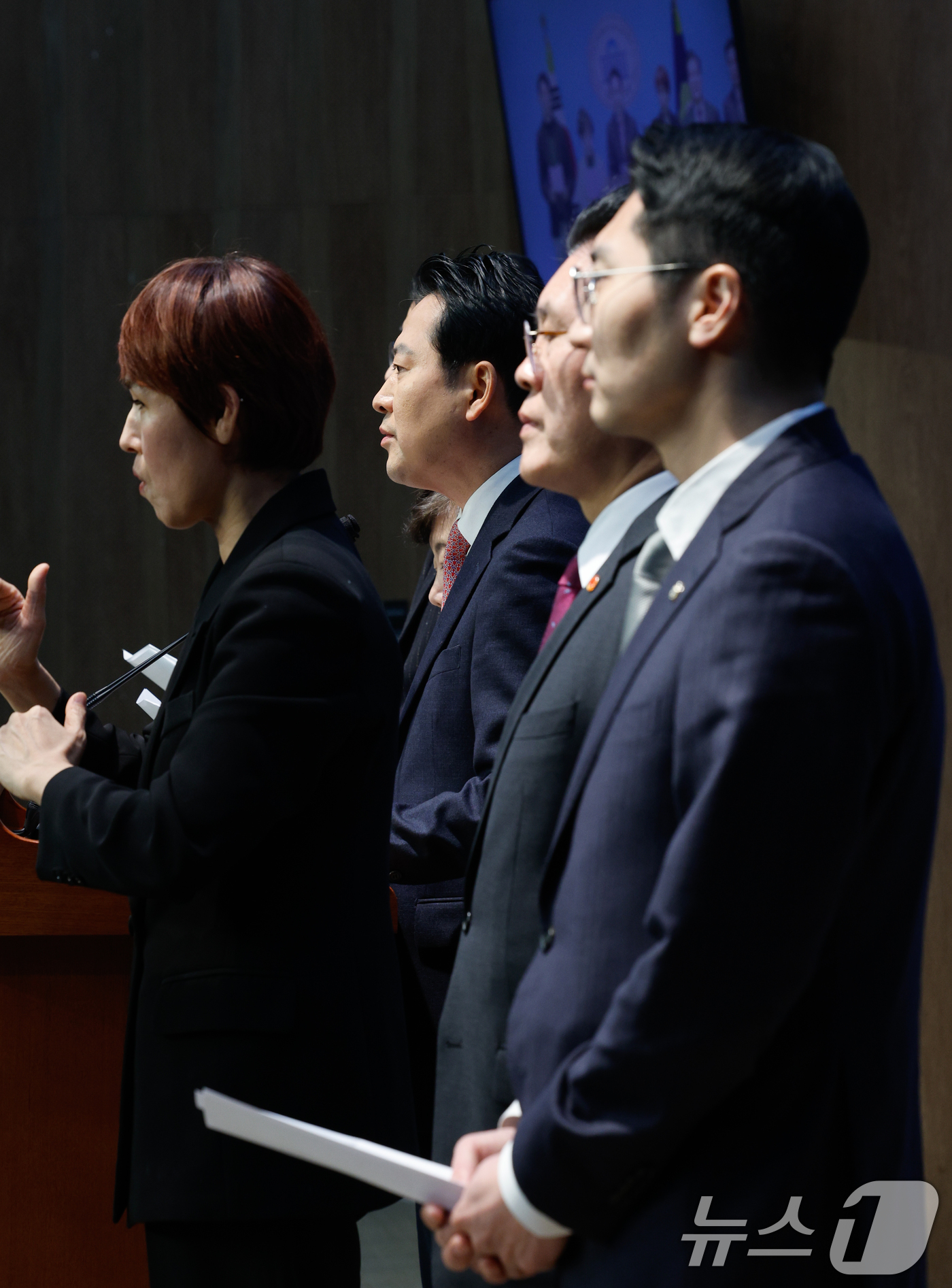 (서울=뉴스1) 안은나 기자 = 국회 법제사법위원회 소속 국민의힘 주진우(왼쪽부터), 조배숙, 장동혁, 송석준, 박준태 위원이 12일 서울 여의도 국회 소통관에서 야당이 발의한 명 …