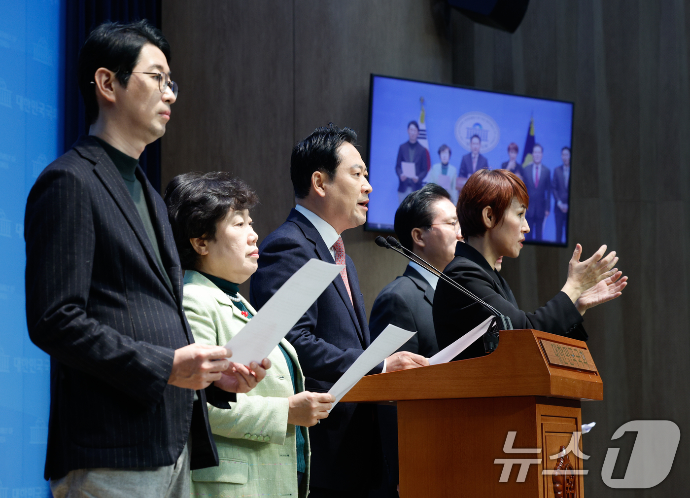 (서울=뉴스1) 안은나 기자 = 국회 법제사법위원회 소속 국민의힘 주진우(왼쪽부터), 조배숙, 장동혁, 송석준, 박준태 위원이 12일 서울 여의도 국회 소통관에서 야당이 발의한 명 …