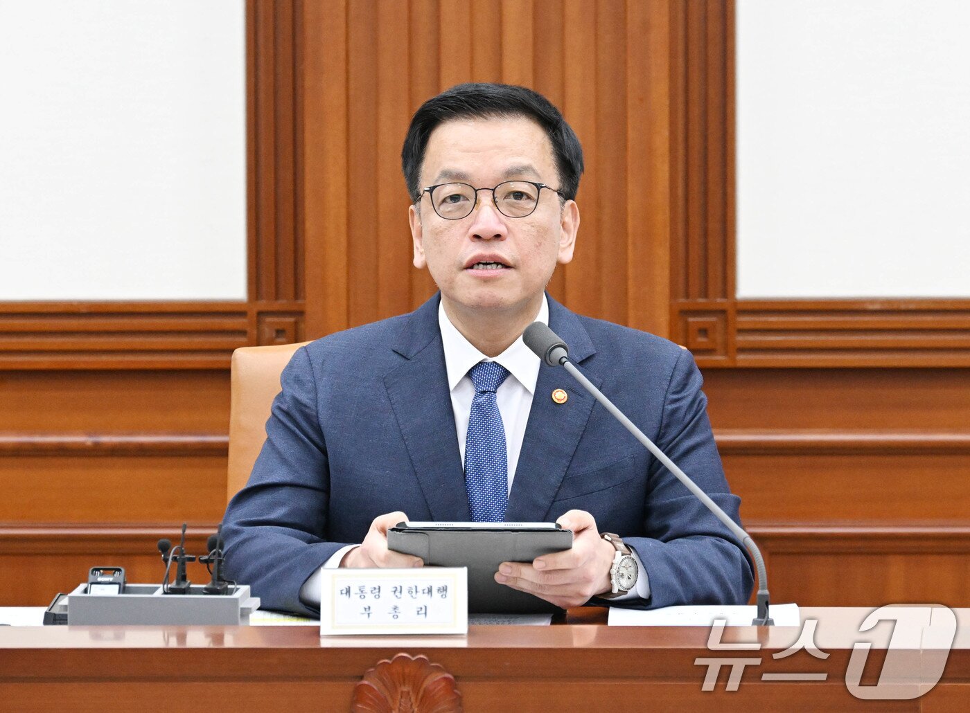 본문 이미지 - 최상목 대통령 권한대행 부총리 겸 기획재정부 장관이 12일 서울 종로구 정부서울청사에서 열린 &#39;국정현안관계장관회의 겸 경제관계장관회의 겸 산업경쟁력강화 관계장관회의&#39;를 주재하고 있다. &#40;기획재정부 제공. 재판매 및 DB 금지&#41; 2025.2.12/뉴스1