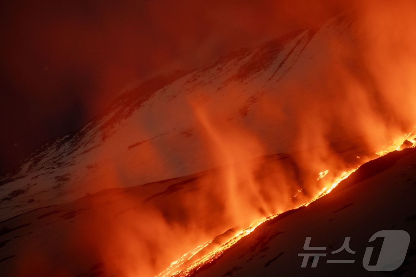 (카타니아 AFP=뉴스1) 우동명 기자 = 10일(현지 시간) 이탈리아 시칠리아 섬 카타니아에 있는 에트나 화산이 분화해 붉은 용암을 분출하고 있다. 2025.02.12ⓒ AFP= …