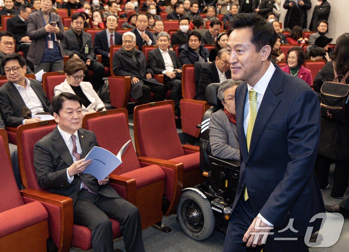 본문 이미지 - 오세훈 서울시장이 12일 오전 서울 여의도 국회 도서관 대강당에서 서울특별시 ·서울연구원 주최로 열린 87체제 극복을 위한 지방분권 개헌 토론회에서 참석자들과 인사를 마친 후 자리로 향하고 있다 왼쪽은 안철수 국민의힘 의원. 2025.2.12/뉴스1 ⓒ News1 이재명 기자