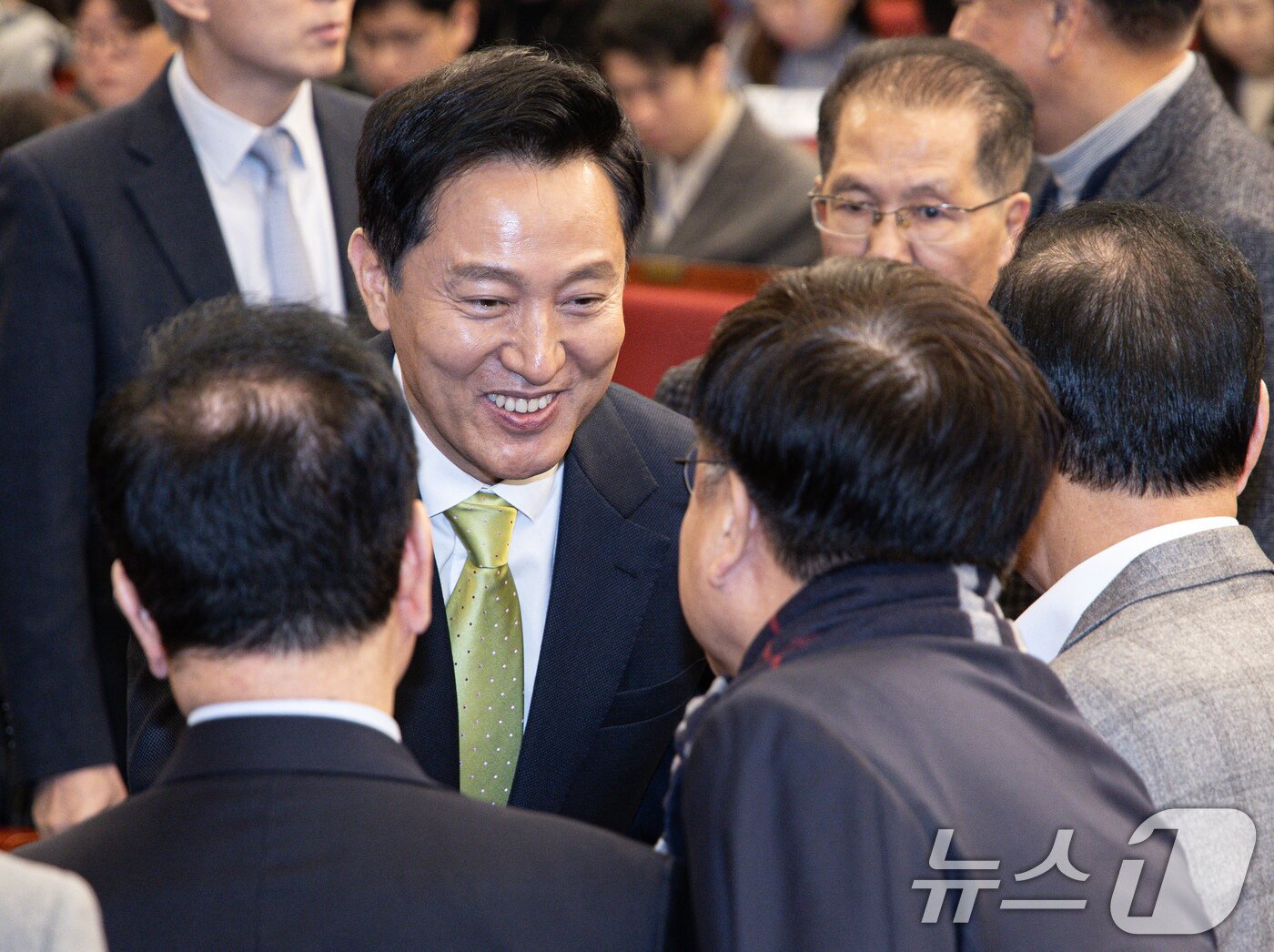 본문 이미지 - 오세훈 서울시장이 12일 오전 서울 여의도 국회 도서관 대강당에서 서울특별시·서울연구원 주최로 열린 87체제 극복을 위한 지방분권 개헌 토론회에 참석하며 인사를 나누고 있다. 2025.2.12/뉴스1 ⓒ News1 이재명 기자