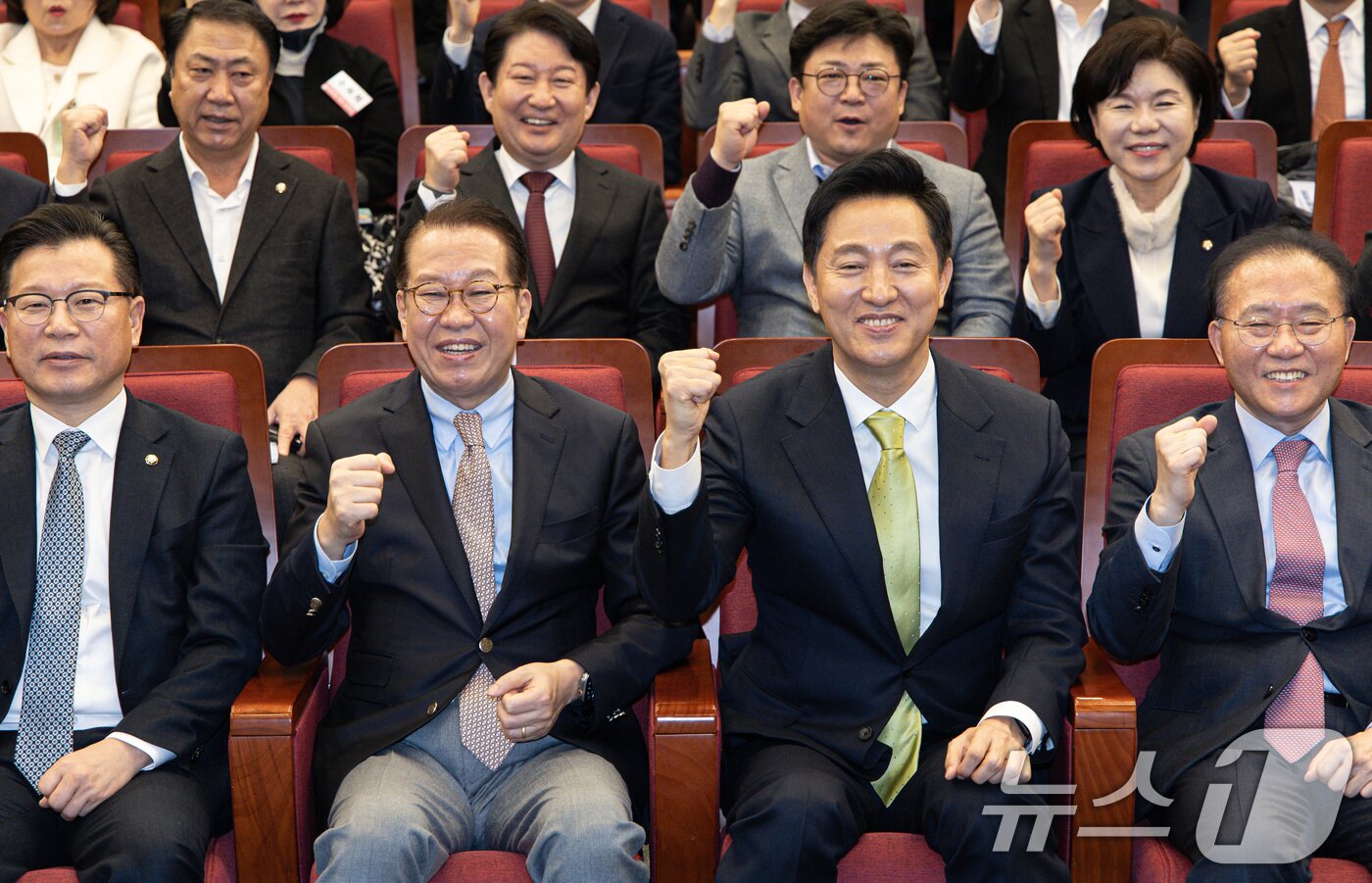 본문 이미지 - 오세훈 서울시장과 권영세 국민의힘 비상대책위원장을 비롯한 참석자들이 12일 오전 서울 여의도 국회 도서관 대강당에서 서울특별시 ·서울연구원 주최로 열린 87체제 극복을 위한 지방분권 개헌 토론회에서 기념촬영을 하고 있다. 2025.2.12/뉴스1 ⓒ News1 이재명 기자