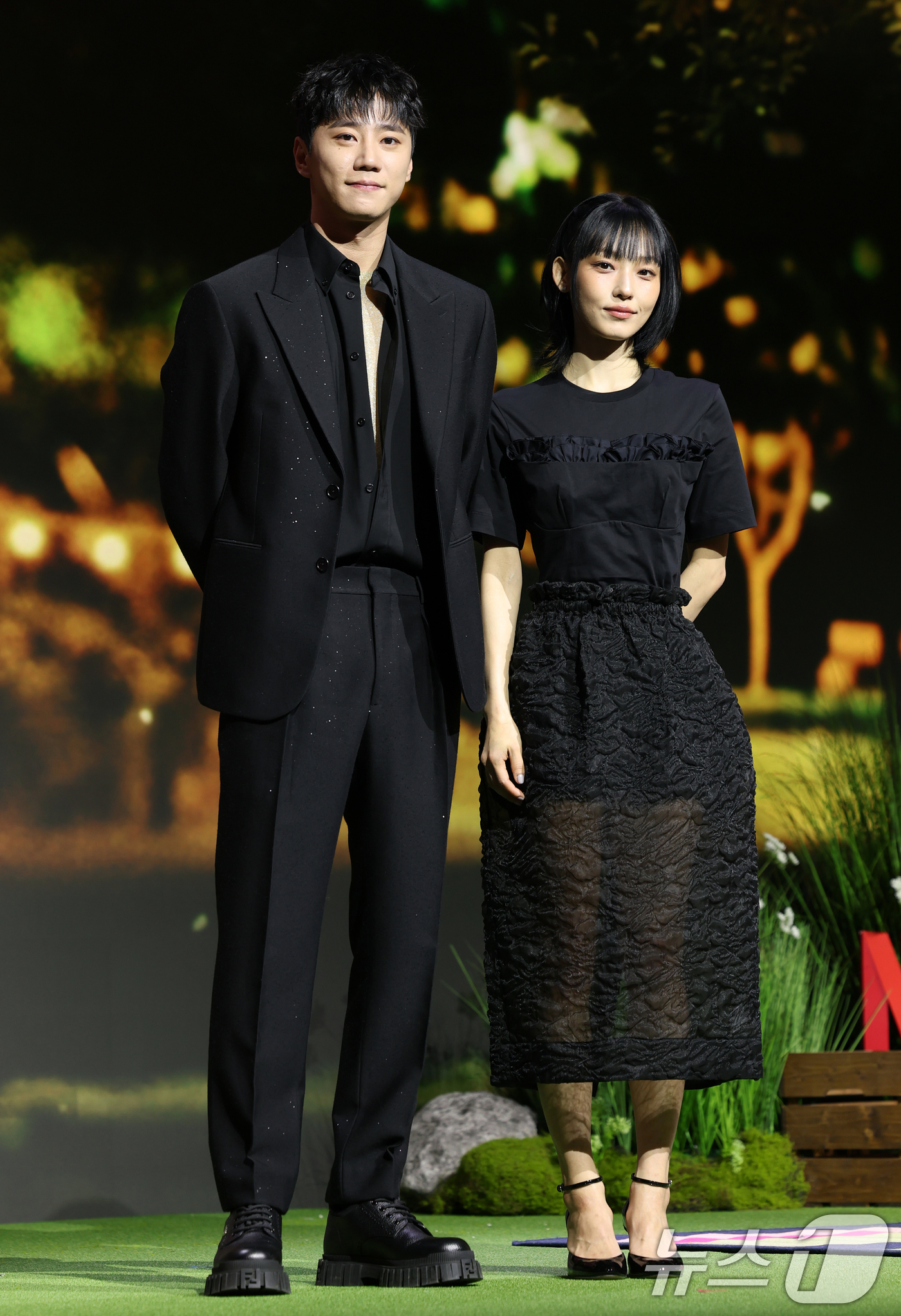 (서울=뉴스1) 권현진 기자 = 배우 이준영과 전소니(오른쪽)가 12일 서울 종로구 JW메리어트 동대문 스퀘어 서울에서 열린 넷플릭스 시리즈 '멜로무비' 제작발표회에서 포즈를 취하 …