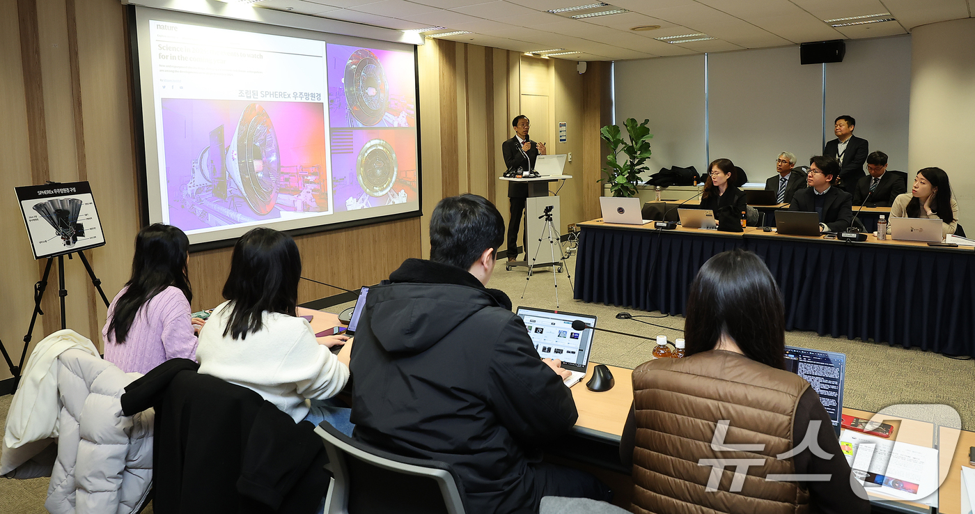 (서울=뉴스1) 김진환 기자 = 정웅섭 한국천문연구원 책임연구원이 12일 오전 서울 종로구 국가과학기술자문회의에서 열린 우주항공청 스피어엑스(SPHEREx) 발사 사전 언론브리핑에 …