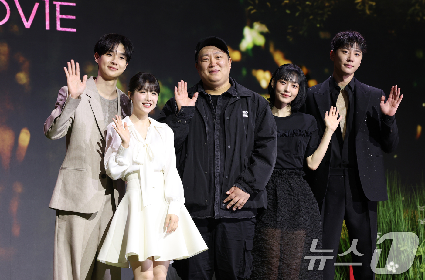 (서울=뉴스1) 권현진 기자 = 배우 최우식(왼쪽부터)과 박보영, 오충환 감독, 전소니, 이준영이 12일 서울 종로구 JW메리어트 동대문 스퀘어 서울에서 열린 넷플릭스 시리즈 '멜 …