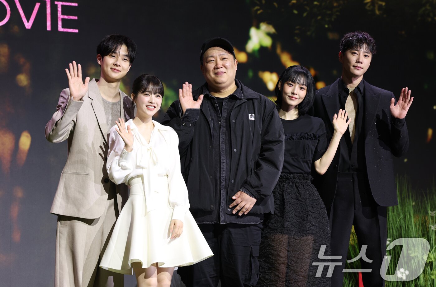 본문 이미지 - 배우 최우식(왼쪽부터)과 박보영, 오충환 감독, 전소니, 이준영이 12일 서울 종로구 JW메리어트 동대문 스퀘어 서울에서 열린 넷플릭스 시리즈 '멜로무비' 제작발표회에서 포즈를 취하고 있다. '멜로무비'는 사랑도 하고 싶고 꿈도 이루고 싶은 애매한 청춘들이 서로를 발견하고 영감이 되어주며 각자의 트라우마를 이겨내는 영화 같은 사랑을 그린 로맨스극이다. 2025.2.12/뉴스1 ⓒ News1 권현진 기자