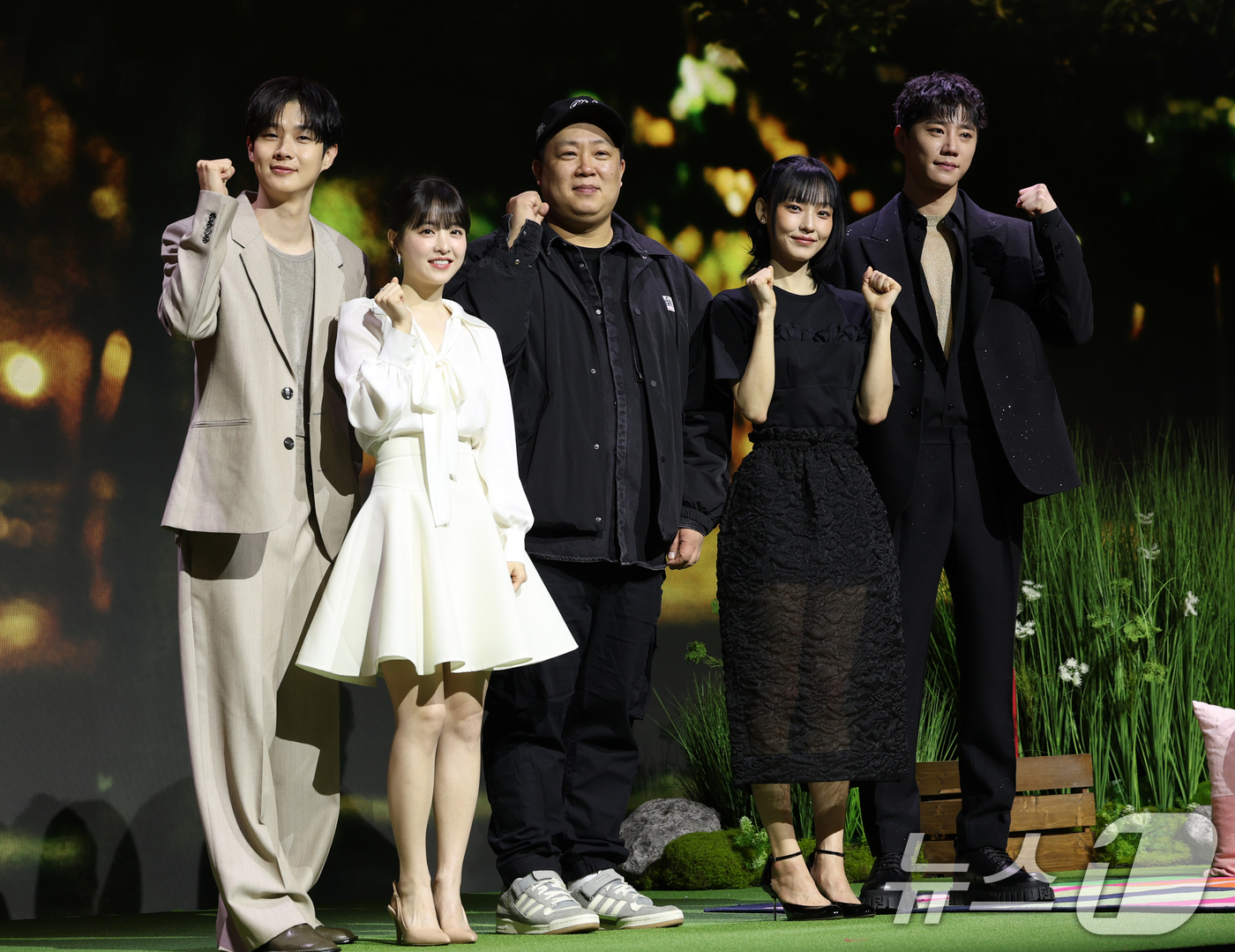 (서울=뉴스1) 권현진 기자 = 배우 최우식(왼쪽부터)과 박보영, 오충환 감독, 전소니, 이준영이 12일 서울 종로구 JW메리어트 동대문 스퀘어 서울에서 열린 넷플릭스 시리즈 '멜 …