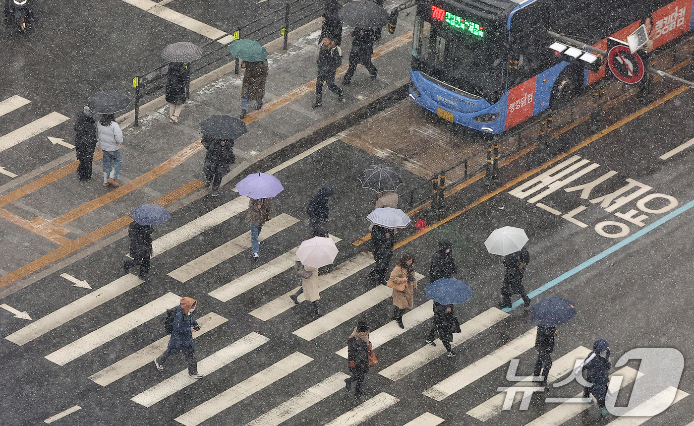 (서울=뉴스1) 김진환 기자 = 수도권 지역에 대설특보가 발효된 12일 오전 서울 종로구 광화문네거리에서 시민들이 발걸음을 옮기고 있다. 2025.2.12/뉴스1
