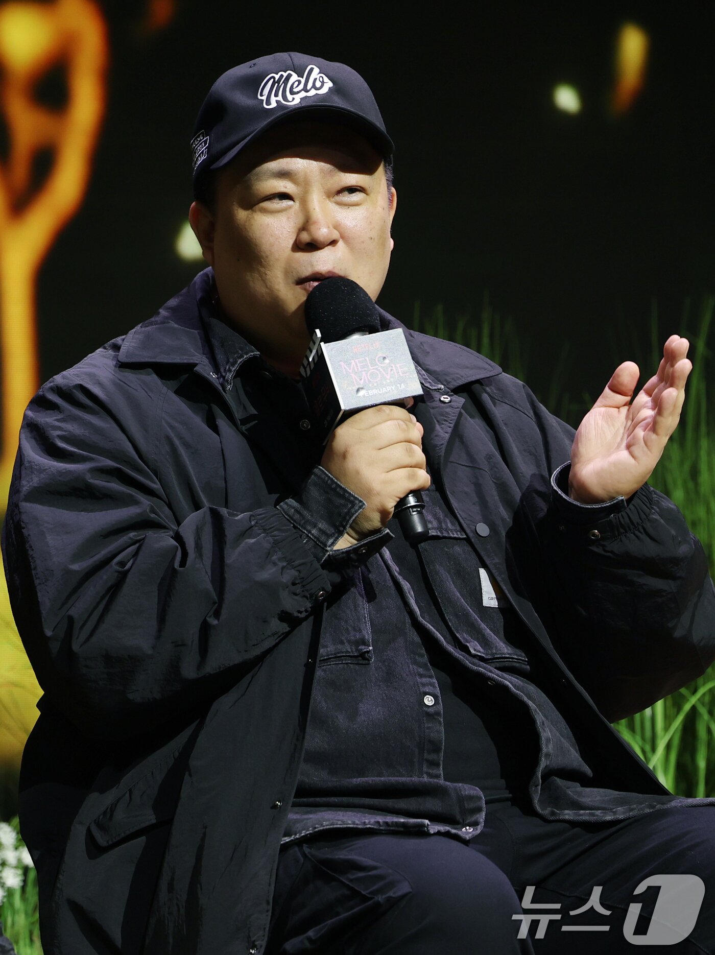 본문 이미지 - 오충환 감독이 12일 서울 종로구 JW메리어트 동대문 스퀘어 서울에서 열린 넷플릭스 시리즈 '멜로무비' 제작발표회에서 인사말을 하고 있다. '멜로무비'는 사랑도 하고 싶고 꿈도 이루고 싶은 애매한 청춘들이 서로를 발견하고 영감이 되어주며 각자의 트라우마를 이겨내는 영화 같은 사랑을 그린 로맨스극이다. 2025.2.12/뉴스1 ⓒ News1 권현진 기자