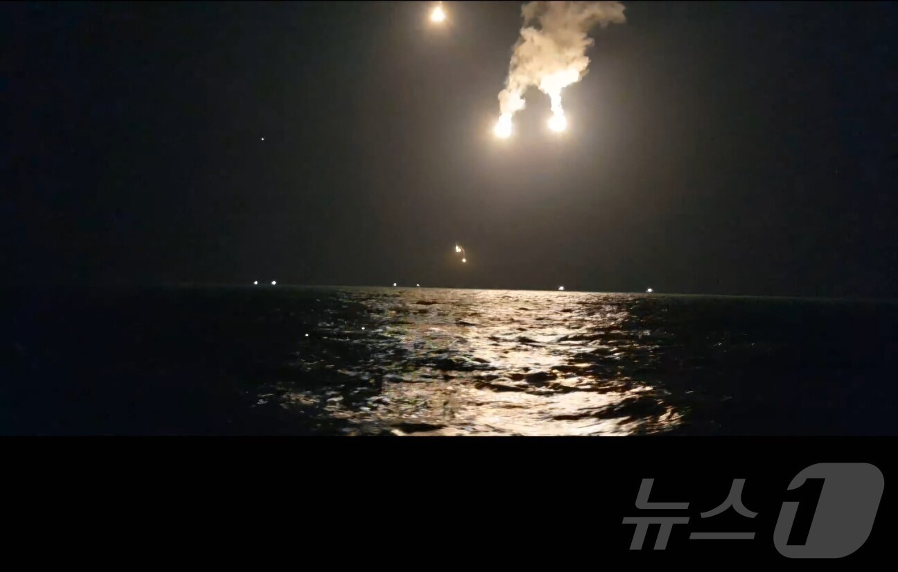 본문 이미지 - 전남 여수해양경찰서가 11일 밤 제22서경호 실종자를 찾기 위한 야간 수색을 진행하고 있다.(여수해경 제공. 재판매 및 DB 금지) 2025.2.12/뉴스1