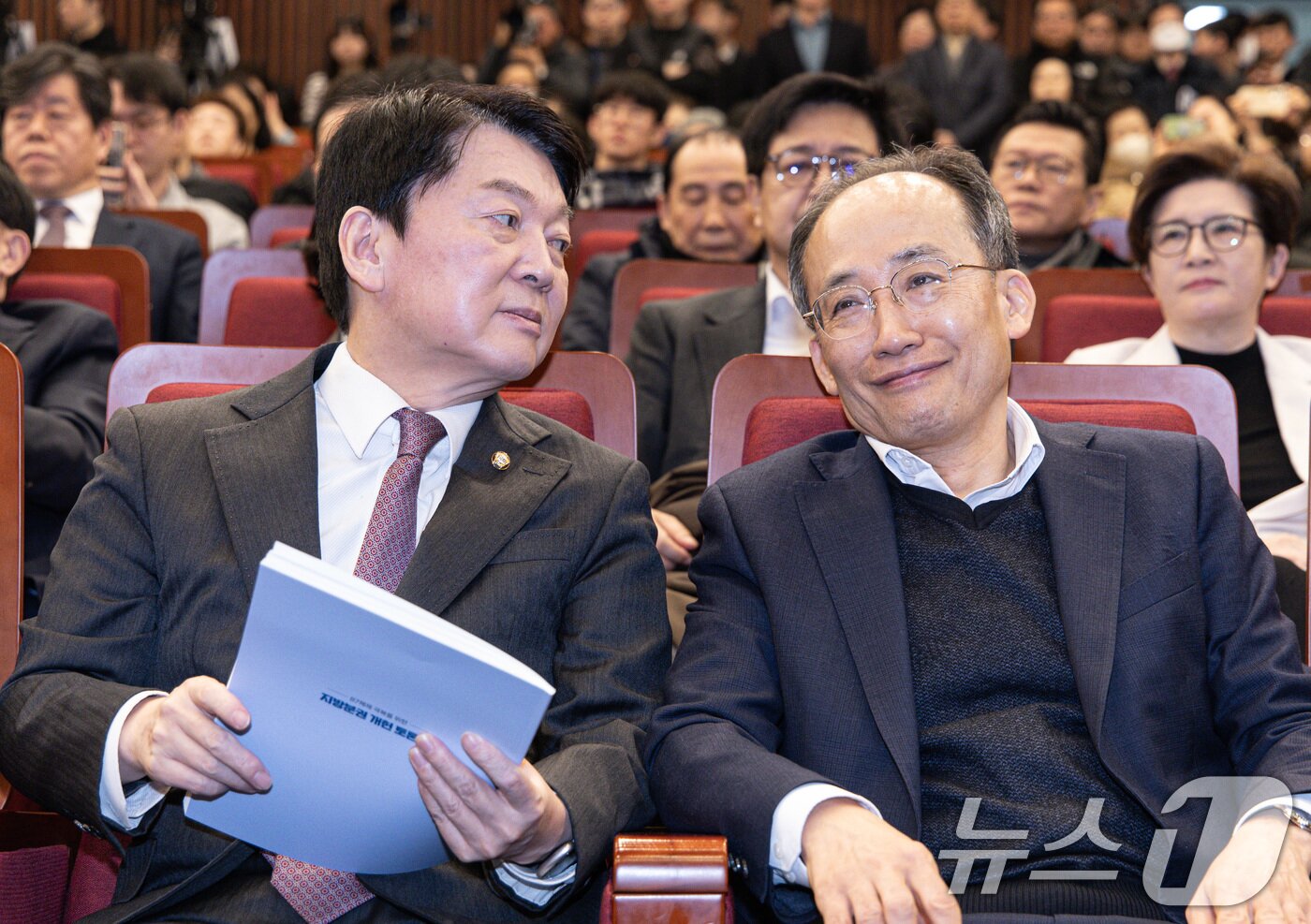 본문 이미지 - 국민의힘 안철수, 추경호 의원이 12일 오전 서울 여의도 국회 도서관 대강당에서 서울특별시 ·서울연구원 주최로 열린 87체제 극복을 위한 지방분권 개헌 토론회에서 대화를 하고 있다. 2025.2.12/뉴스1 ⓒ News1 이재명 기자