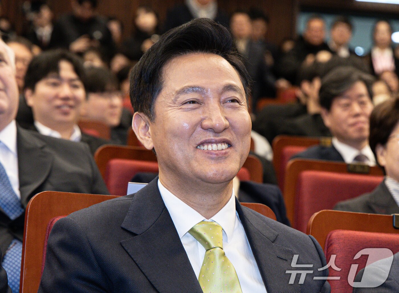 본문 이미지 - 오세훈 서울시장이 12일 오전 서울 여의도 국회 도서관 대강당에서 서울특별시 ·서울연구원 주최로 열린 87체제 극복을 위한 지방분권 개헌 토론회에서 미소를 짓고 있다. 2025.2.12/뉴스1 ⓒ News1 이재명 기자