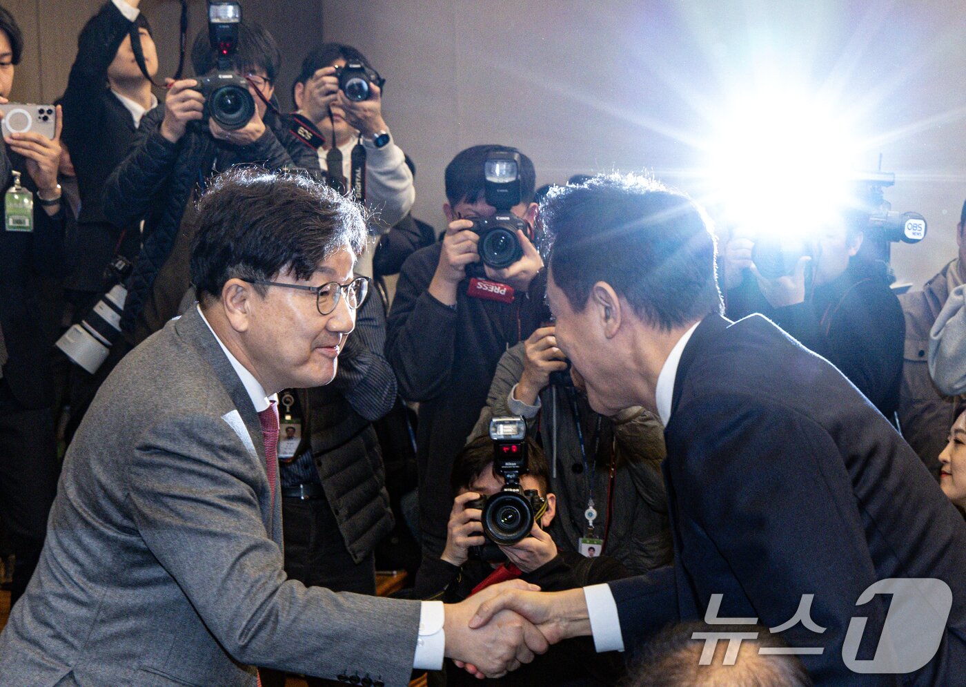 본문 이미지 - 권성동 국민의힘 원내대표&#40;왼쪽&#41;와 오세훈 서울시장이 12일 오전 서울 여의도 국회 도서관 대강당에서 서울특별시 ·서울연구원 주최로 열린 87체제 극복을 위한 지방분권 개헌 토론회에서 악수를 하고 있다. 2025.2.12/뉴스1 ⓒ News1 이재명 기자