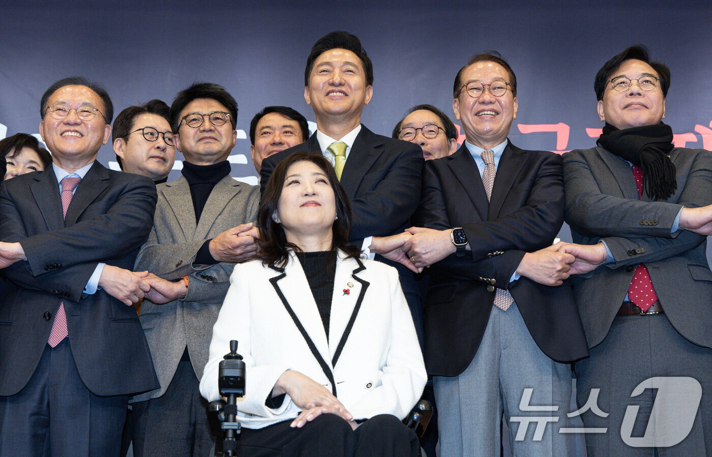 본문 이미지 - 오세훈 서울시장과 권영세 국민의힘 비상대책위원장을 비롯한 참석자들이 12일 오전 서울 여의도 국회 도서관 대강당에서 서울특별시 ·서울연구원 주최로 열린 87체제 극복을 위한 지방분권 개헌 토론회에서 기념촬영을 하고 있다. 2025.2.12/뉴스1 ⓒ News1 이재명 기자
