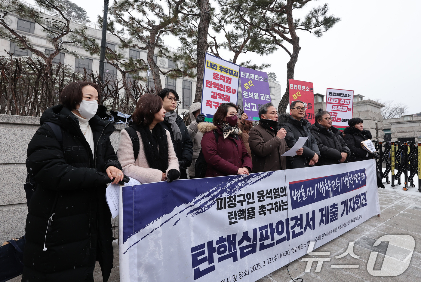 (서울=뉴스1) 김성진 기자 = 민주사회를 위한 변호사 모임 회원들이 12일 서울 종로구 헌법재판소 앞에서 피청구인 윤석열의 탄핵을 촉구하는 변호사·법학교수·법학연구자 518인 탄 …