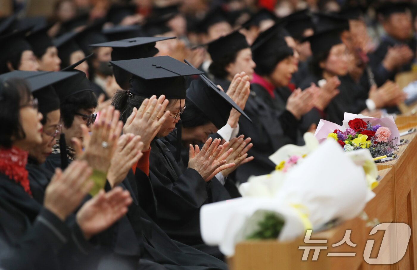 본문 이미지 - 12일 부산 사하구 은항교회에서 열린 부경보건고등학교와 병설 부경중학교 졸업식에서 만학도 졸업생들이 재학생 송사를 들은 후 박수를 치고 있다. 2025.2.12/뉴스1 ⓒ News1 윤일지 기자