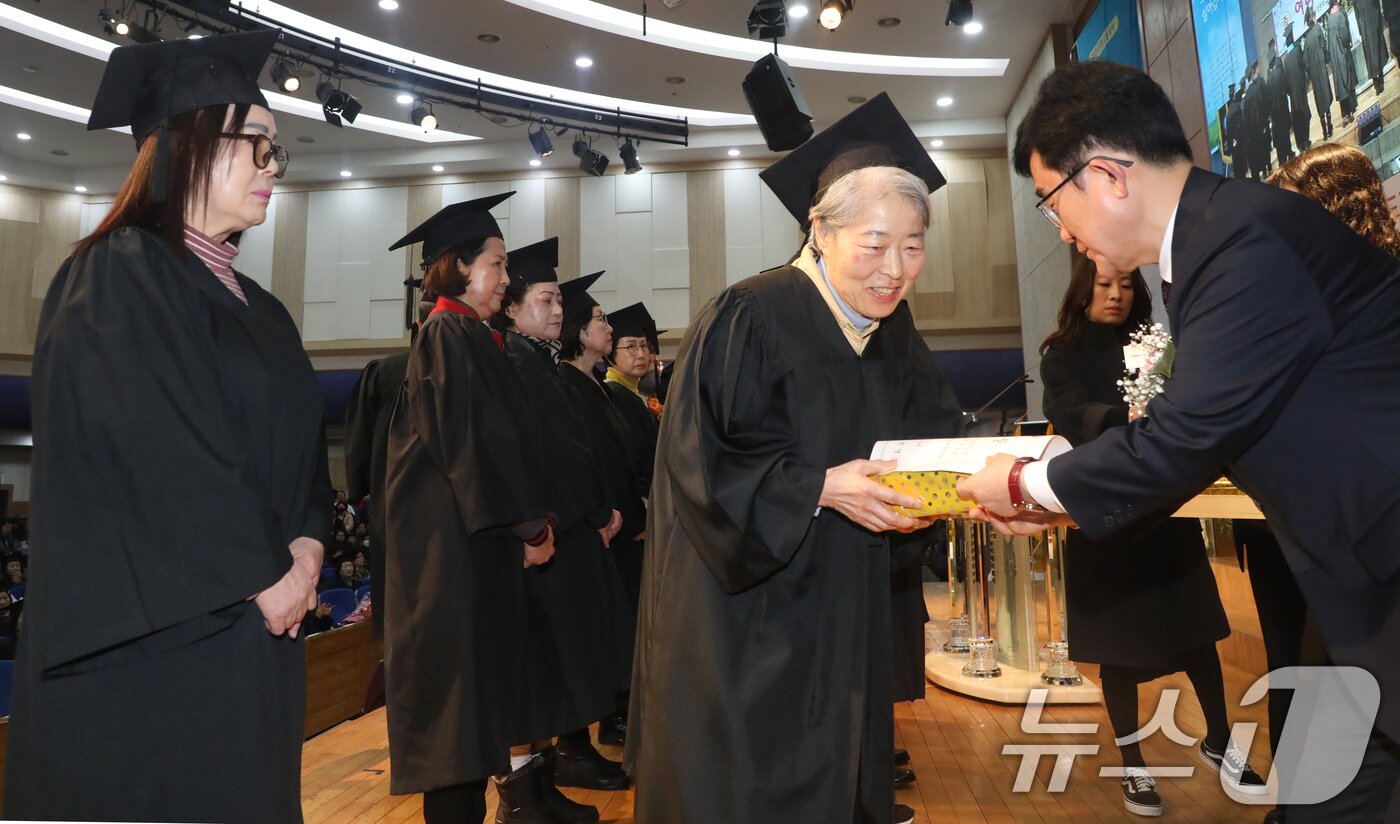 본문 이미지 - 12일 부산 사하구 은항교회에서 열린 부경보건고등학교와 병설 부경중학교 졸업식에서 만학도 졸업생들이 상장을 받고 있다. 2025.2.12/뉴스1 ⓒ News1 윤일지 기자