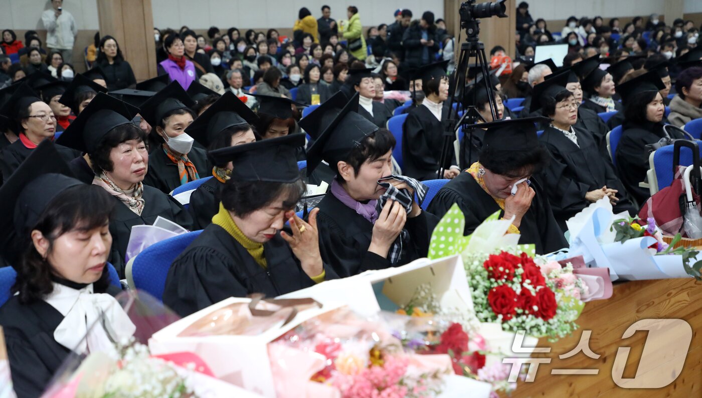 본문 이미지 - 12일 부산 사하구 은항교회에서 열린 부경보건고등학교와 병설 부경중학교 졸업식에서 만학도 졸업생이 눈물을 닦고 있다. 2025.2.12/뉴스1 ⓒ News1 윤일지 기자