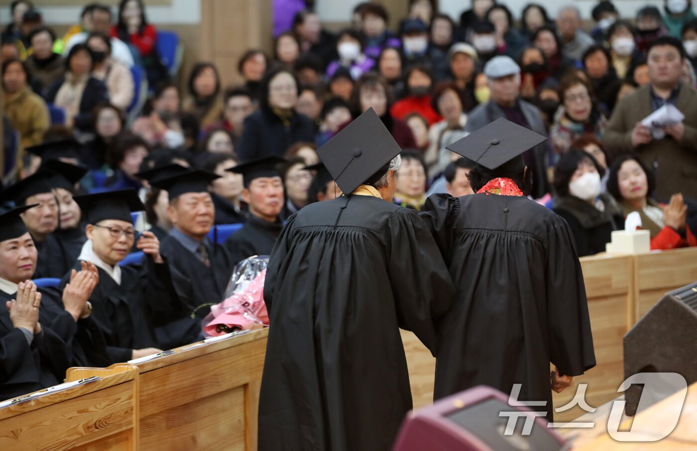 본문 이미지 - 12일 부산 사하구 은항교회에서 열린 부경보건고등학교와 병설 부경중학교 졸업식에서 만학도 졸업생들이 상장을 받기 위해 단상으로 향하고 있다. 2025.2.12/뉴스1 ⓒ News1 윤일지 기자