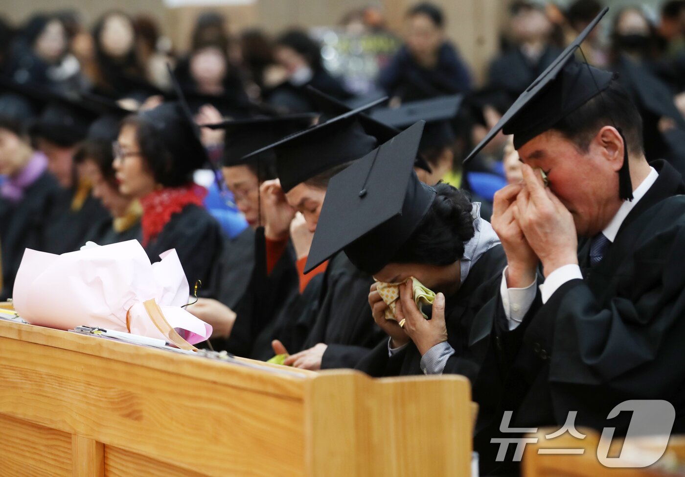 본문 이미지 - 12일 부산 사하구 은항교회에서 열린 부경보건고등학교와 병설 부경중학교 졸업식에서 만학도 졸업생이 눈물을 닦고 있다. 2025.2.12/뉴스1 ⓒ News1 윤일지 기자