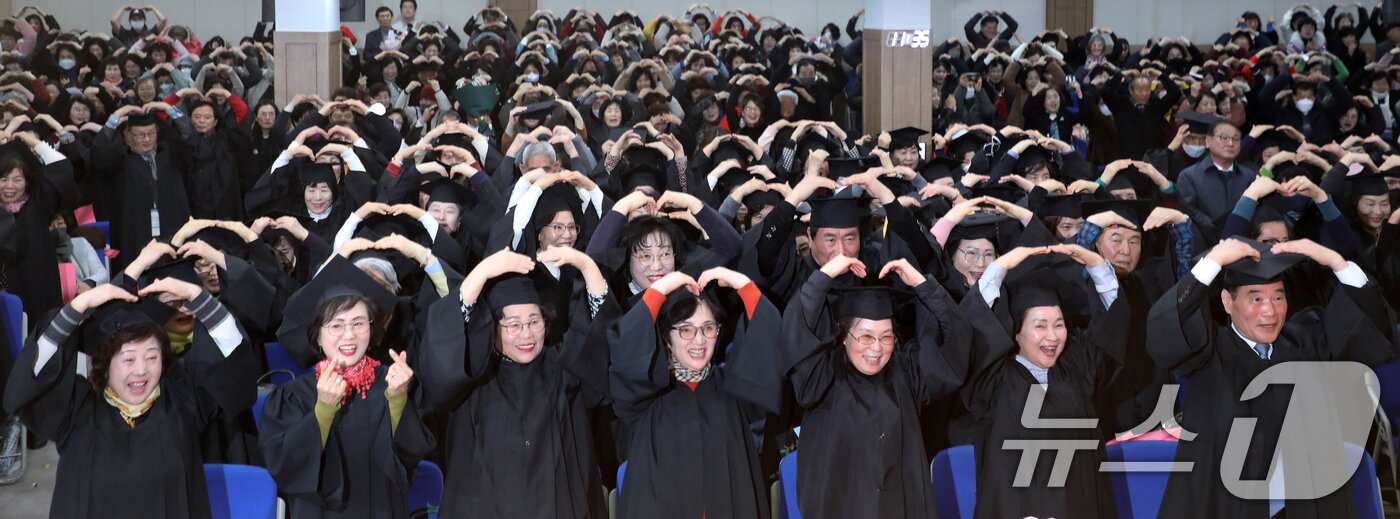 본문 이미지 - 12일 부산 사하구 은항교회에서 열린 부경보건고등학교와 병설 부경중학교 졸업식에서 만학도 졸업생들이 손으로 하트를 만들며 감사 인사를 전하고 있다. 2025.2.12/뉴스1 ⓒ News1 윤일지 기자