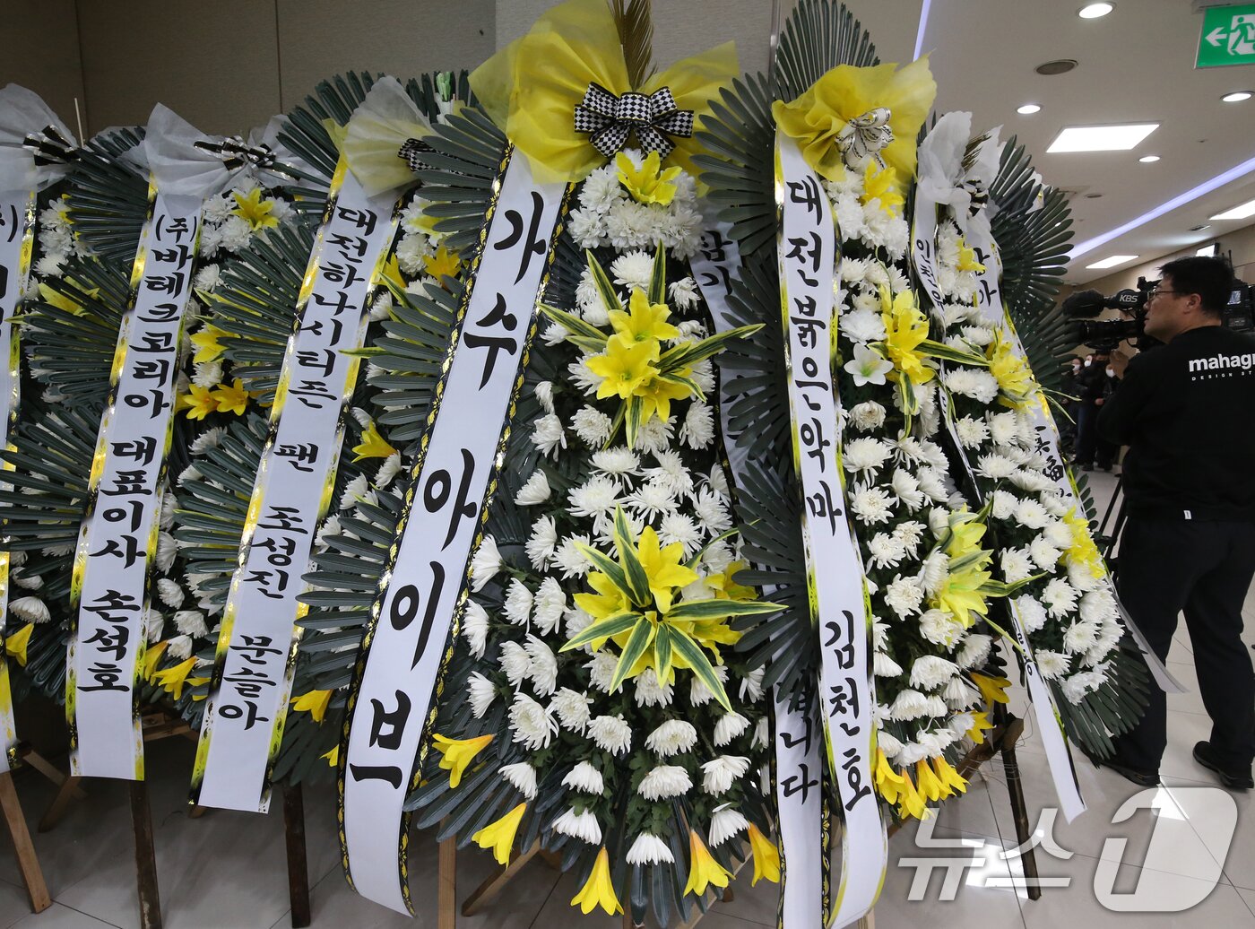 본문 이미지 - 대전에서 학교 교사가 휘두른 흉기에 찔려 숨진 김하늘양의 빈소에 걸그룹 &#39;아이브&#39;가 보낸 근조화환이 놓여 있다. 김양의 아버지는 인터뷰중 &#34;하늘이 꿈이 장원영이었다＂ 밝힌 바 있다. 2025.2.12/뉴스1 ⓒ News1 김기태 기자