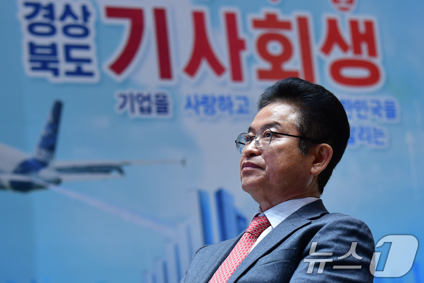 (포항=뉴스1) 최창호 기자 = 이철우 경북지사가 12일 포항시청 대회의실에서 열린 포항지역 이차전지 및 철강 기업 간담회에서 포항지역 기업 현황 등을 살펴보고 있다. 이날 간담회 …