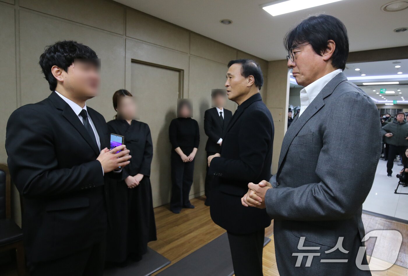본문 이미지 - 지난 12일 대전 서구 건양대병원 장례식장에 마련된 김하늘양의 빈소에 조문한 황선홍 대전 하나시티즌 감독. /뉴스1 ⓒ News1 김기태 기자