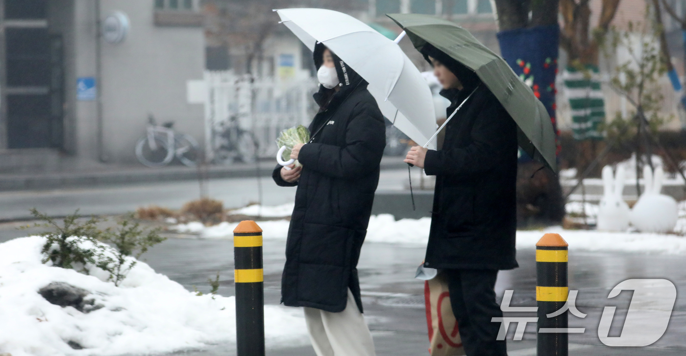 (전주=뉴스1) 유경석 기자 = 전국 대부분 지역에 눈이나 비가 내린 12일 전북자치도 전주시 백제대로에서 우산을 쓴 시민들이 발걸음을 재촉하고 있다. 2025.2.12/뉴스1