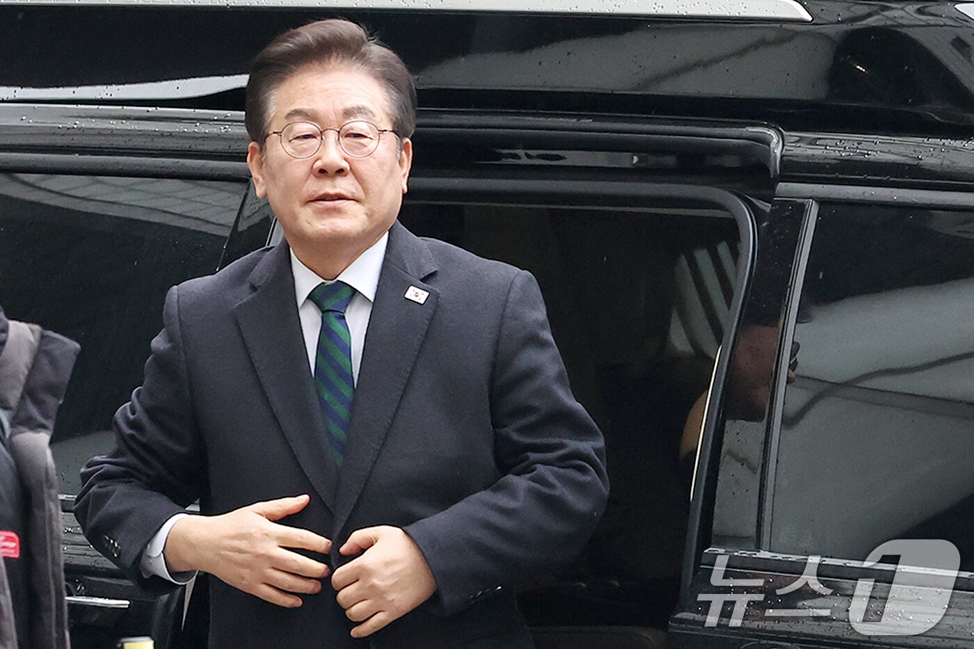 본문 이미지 - &#39;공직선거법 위반&#39; 혐의를 받는 이재명 더불어민주당 대표가 12일 오후 서울 서초구 서울고등법원에서 열린 항소심 공판에 출석하고 있다. 2025.2.12/뉴스1 ⓒ News1 민경석 기자