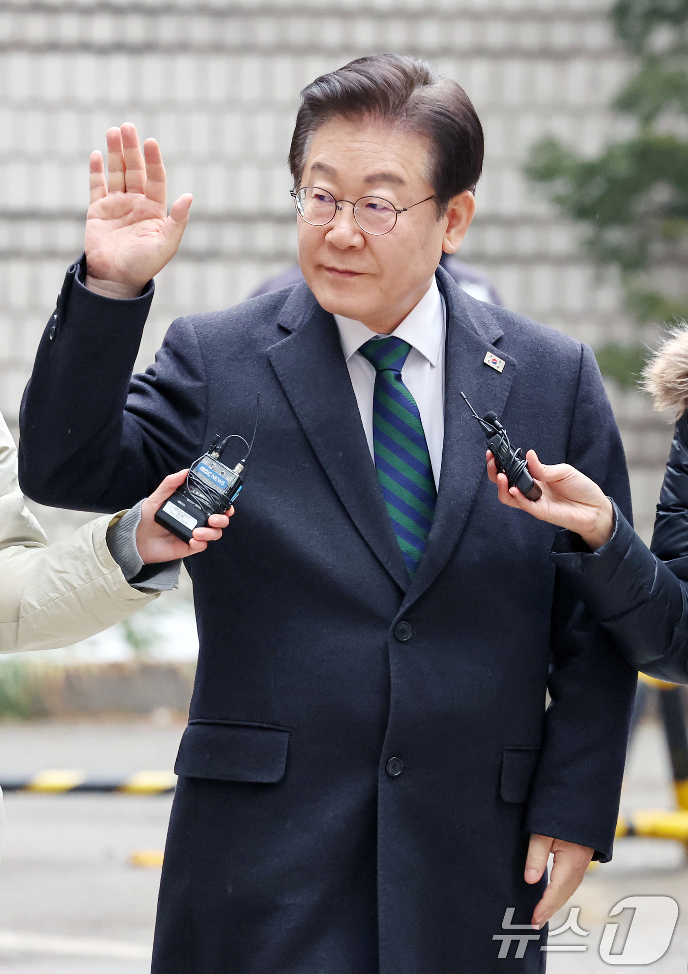 (서울=뉴스1) 민경석 기자 = '공직선거법 위반' 혐의를 받는 이재명 더불어민주당 대표가 12일 오후 서울 서초구 서울고등법원에서 열린 항소심 공판에 출석하며 지지자들을 향해 손 …