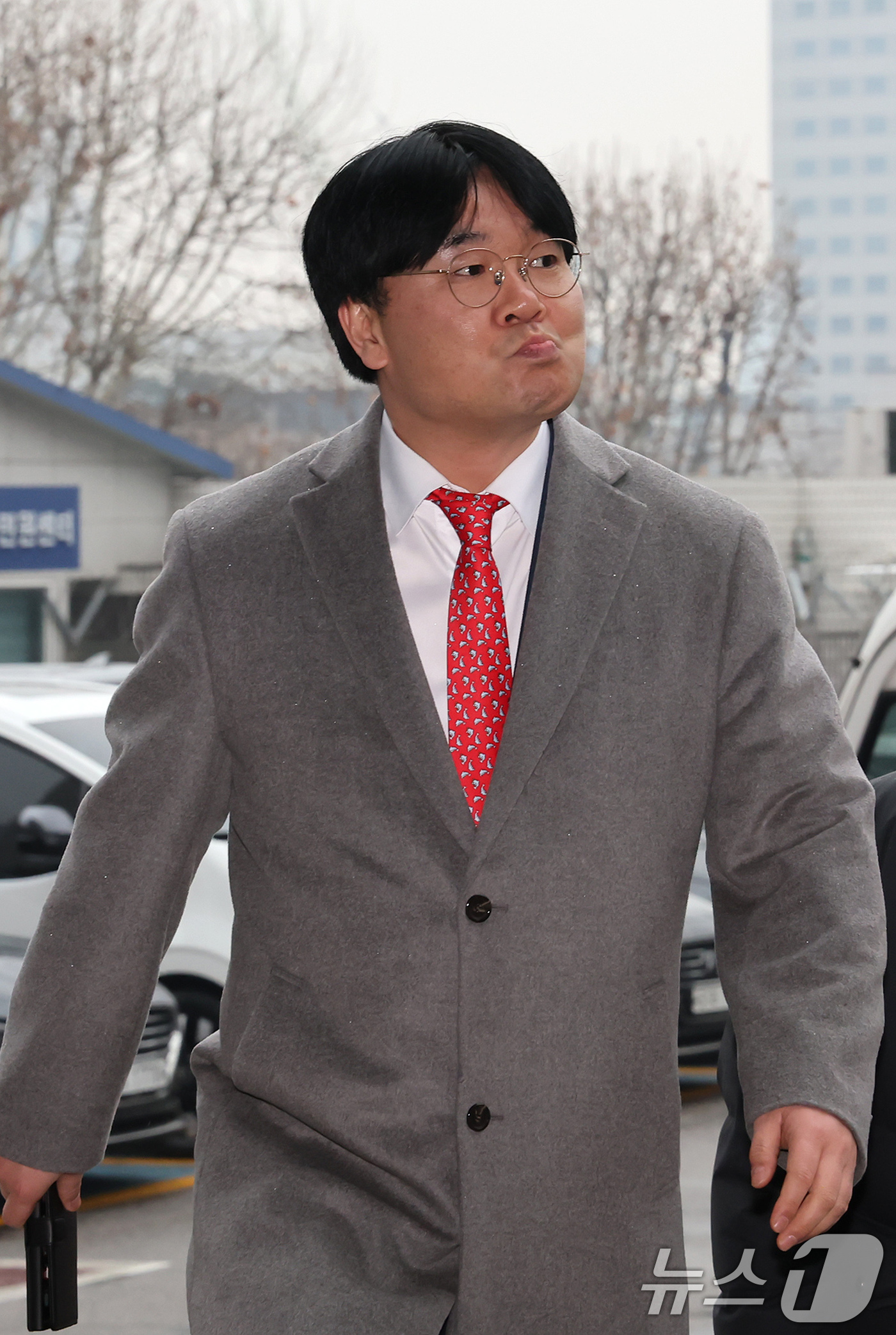 (서울=뉴스1) 장수영 기자 = 김건희 여사를 몰래 촬영한 영상을 보도한 혐의로 고발된 이명수 서울의소리 기자가 12일 오후 서울 서초경찰서에서 스토킹처벌법 위반 혐의 관련 조사를 …