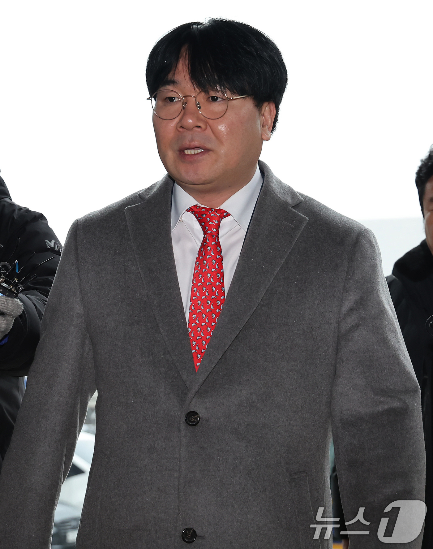 (서울=뉴스1) 장수영 기자 = 김건희 여사를 몰래 촬영한 영상을 보도한 혐의로 고발된 이명수 서울의소리 기자가 12일 오후 서울 서초경찰서에서 스토킹처벌법 위반 혐의 관련 조사를 …